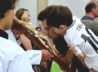 Na cruz, a maior lição: amor incondicional